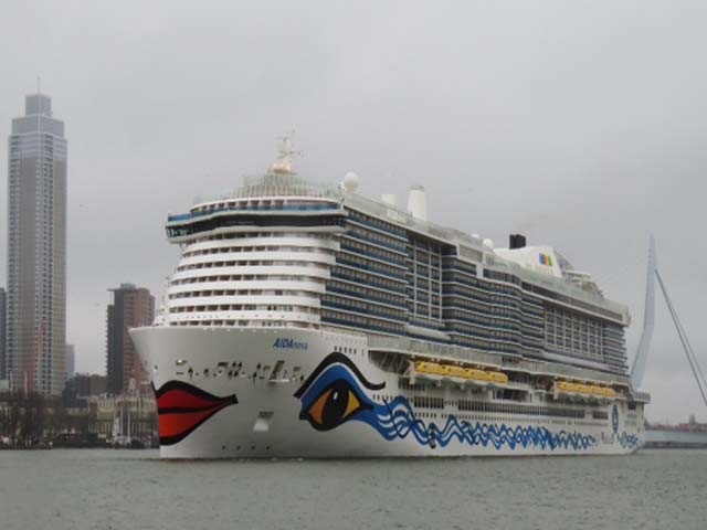 Cruiseschip ms AIDAnova aan de Cruise Terminal Rotterdam